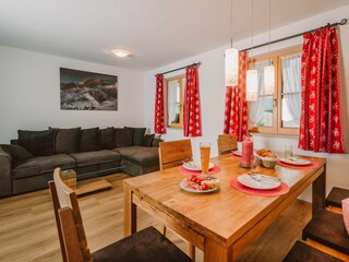 Wohnzimmer Ess- und Liegebereich