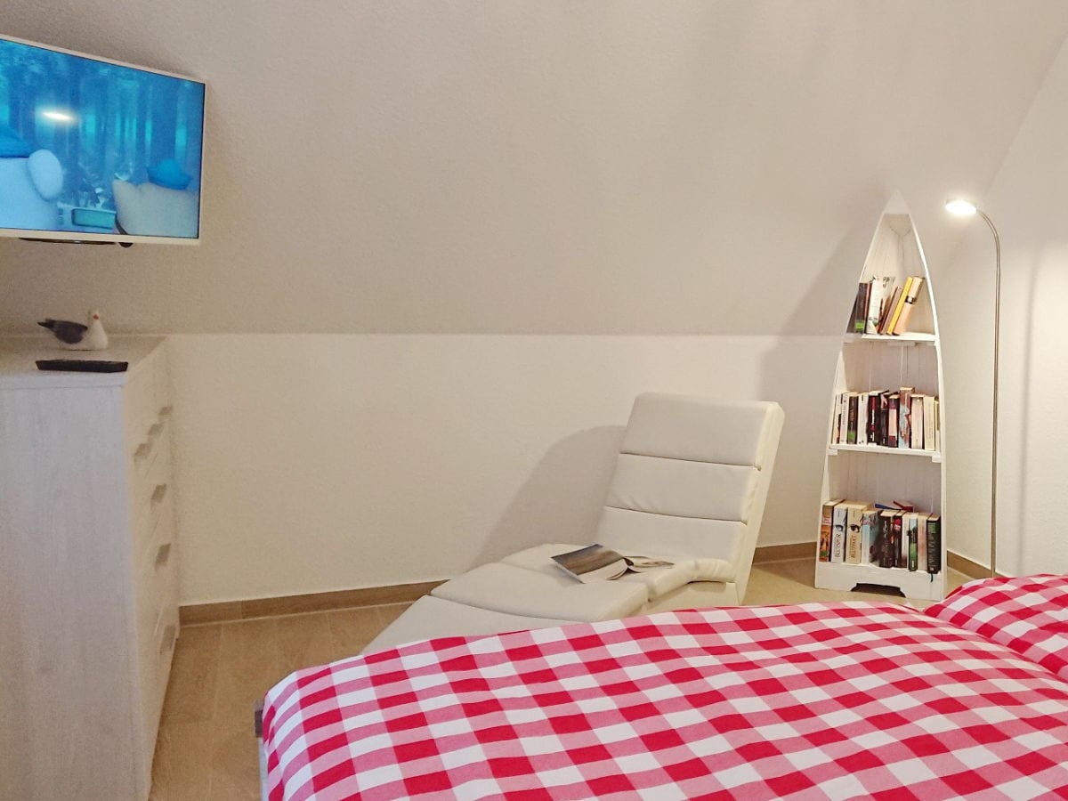 2. TV und Leseecke im Schlafzimmer