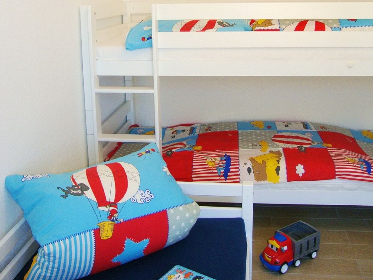 Hochbett und Einzelbett im Kinderzimmer