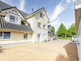 Parkplatz mit Schuppen
