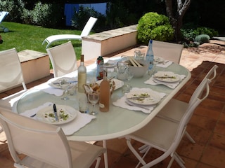 Große Terrasse als Esszimmer