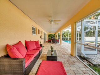 Überdachte Terasse mit Lounge