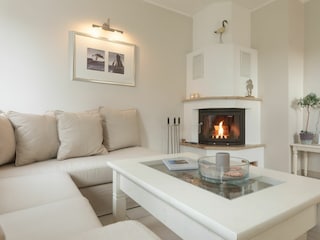 Gemütliche Couch mit Kamin