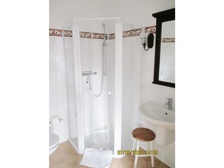 Bad, Dusche mit tiefem Einstieg, Glastüren