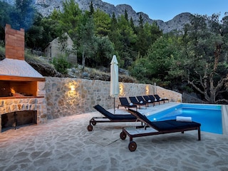 Der Pool mit Terrasse