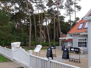 Cafe LINDQUIST  unser Haus links
