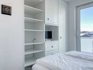 Einbauschrank und TV