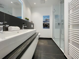 Dusche und Handtuchtrockner