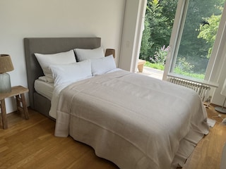 Schlafzimmer 1 zum Garten