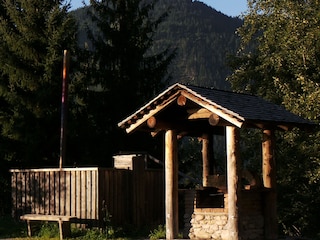 Badezuber und Grillhütte