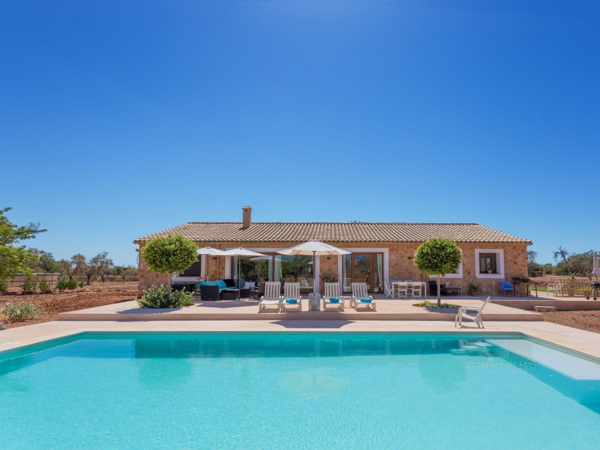 Villa Calma mit Pool und Terrasse
