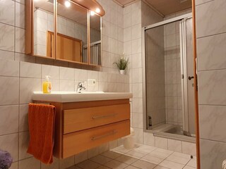 Bad mit Dusche und WC