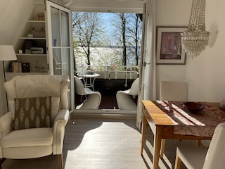 Wohnraum mit Balkon zum Meer