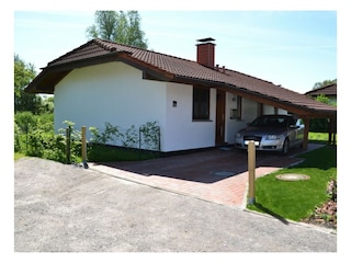 Carport neben der Eingangstüre