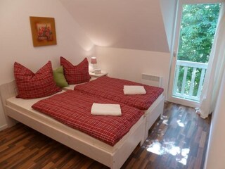 Schlafzimmer mit zwei Einzelbetten
