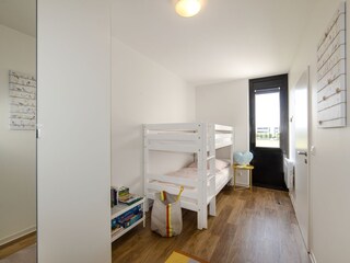 Kinderzimmer mit großem Schrank
