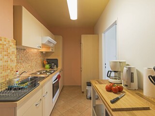 Küche mit großem Kühlschrank