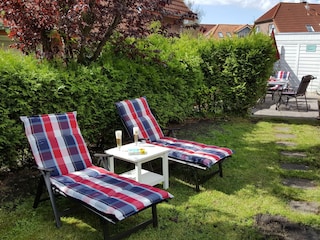 Blick vom Garten auf die Terrasse