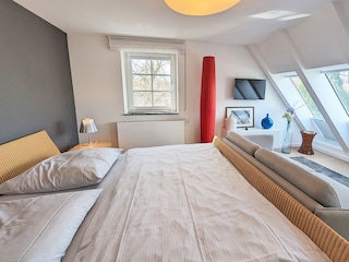 Bett, Couch und weiterer TV