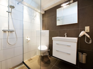 Modernes Badezimmer mit Dusche