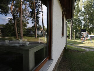 Außenansicht auf 2500qm Grundstück und Spielplatz