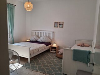 Schlafzimmer 3 - Doppelbett und auszierhbartes Bett