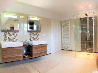 Light-flooded bathroom with a wellness effect
