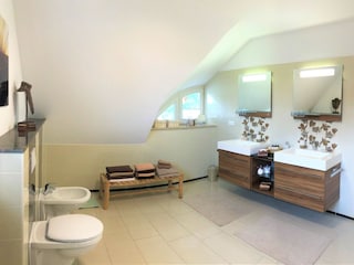 Light-flooded bathroom with a wellness effect