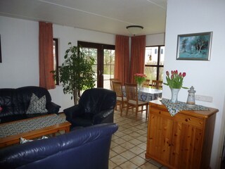 Wohnzimmer mit Blick auf den Esstisch