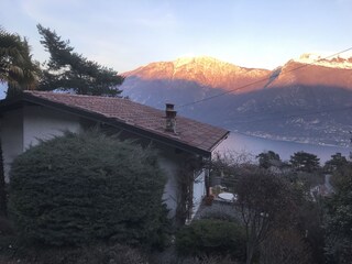 Abendstimmung mit Blick auf See und beleuchtete Berge