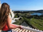 Balkon mit Blick über Meer, See und Berge