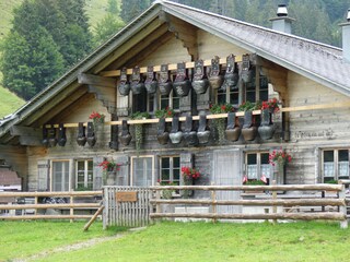 Typische Alphütte im Sommer