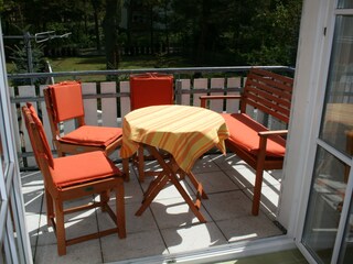 Der Balkon mit Gartenblick hat Morgensonne