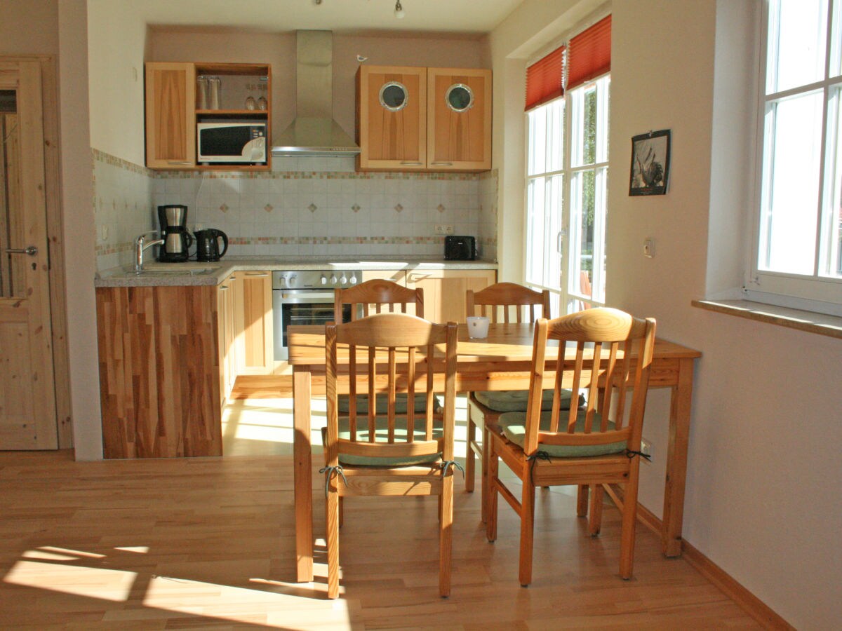 Full wood kitchen with dining area for 5 people