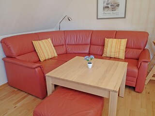 gemütliches Ledersofa im freundlichen hellen Wohnzimmer