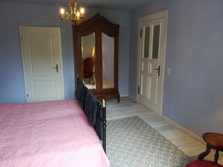 Left connecting door between the bedrooms