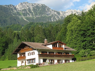 Hausansicht von Süden (nach der Heuernte)