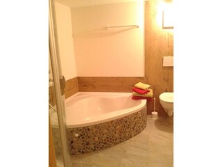 Badezimmer mit Dusche und Badewanne