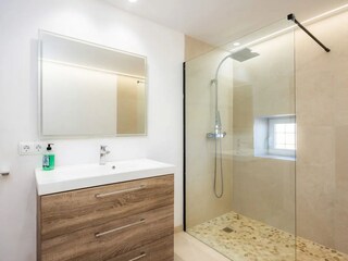 Badezimmer mit Dusche