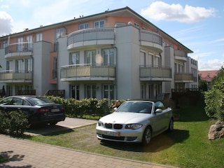 Außenansicht mit eigenem Privatparkplatz