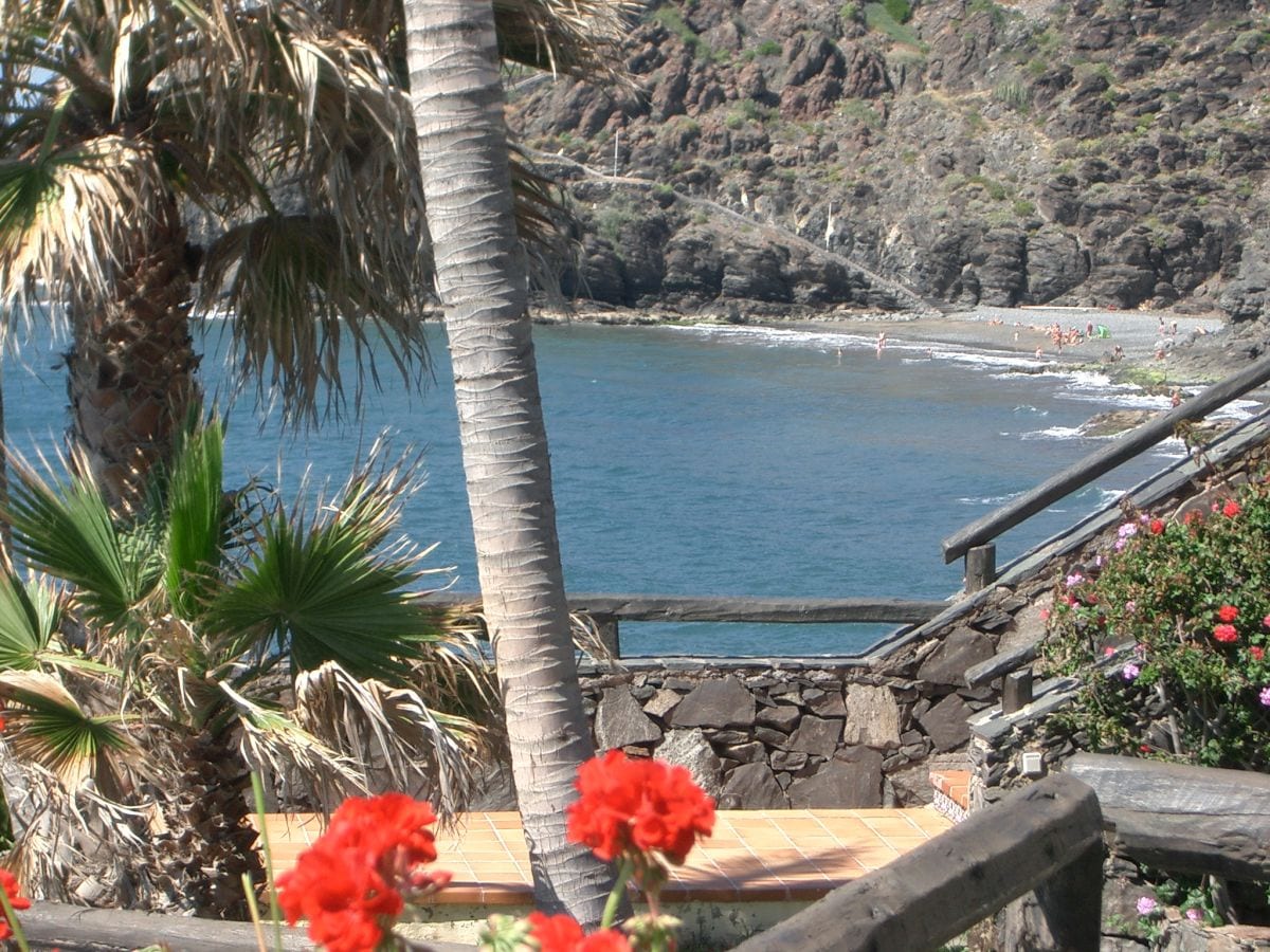 Blick vom Haus auf Bucht und Strand