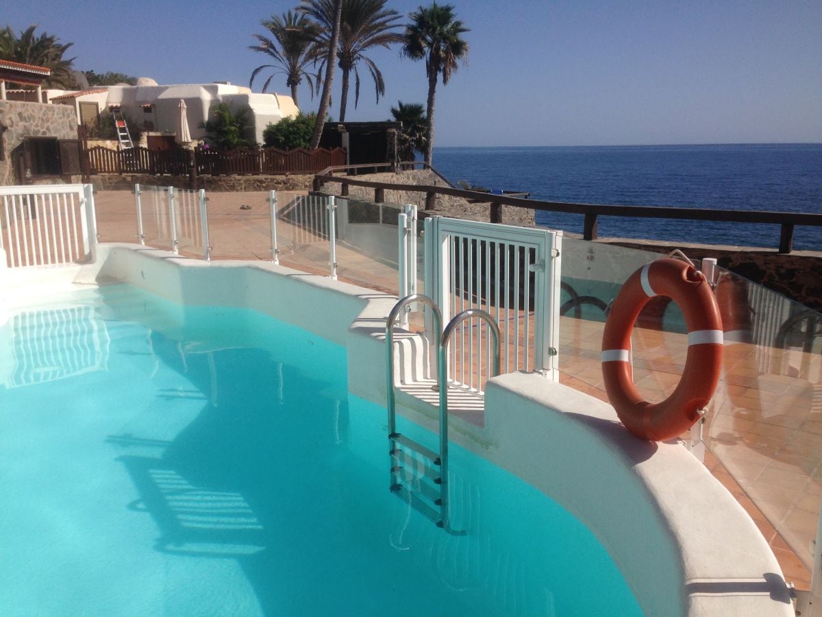 Geheizter Pool mit Blick über das Meer