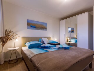 Schlafzimmer mit Doppelbett im OG