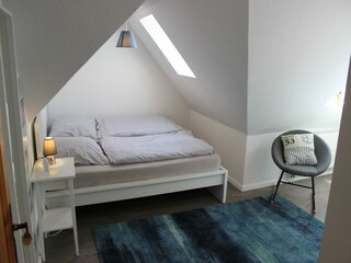 Schlafzimmer mit Doppelbett
