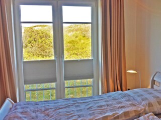 1. OG: Doppelbett mit Dünenblick