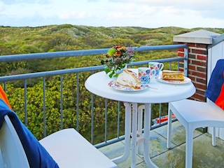 2. OG: Blick vom Balkon auf die Dünen und zum Meer