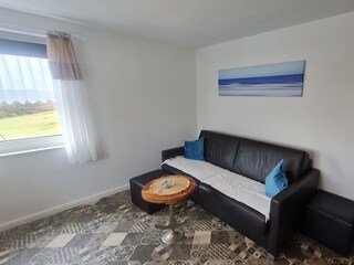der helle Wohnraum mit Schlafcouch