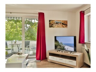 Fernseher und Blick auf den Balkon