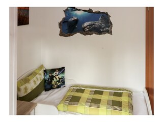 Einzelbett i Schlafzimmer für ein Kind