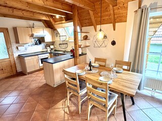 Esstisch mit offener Küche